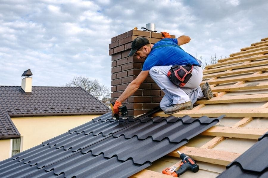 professional home roofer is building the roof for vancouver home